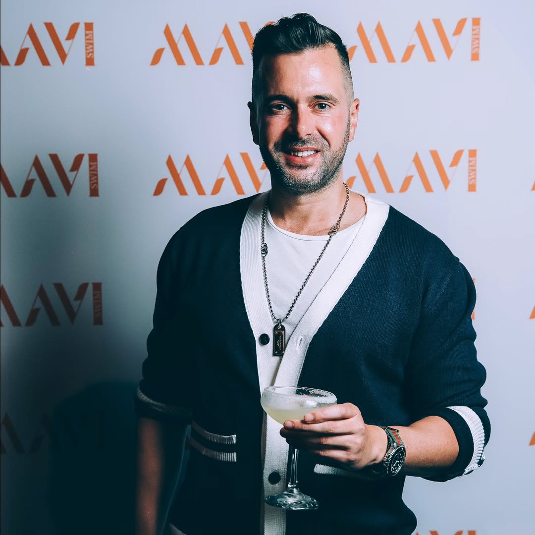 OXKnitstore's tweet image. Cocktail in hand, vintage knit on point.

Would you wear this cardigan for a night out or a weekend brunch?

#oxknit #VintageStyle #OldMoneyAesthetic #RetroMenswear #KnitCardigan