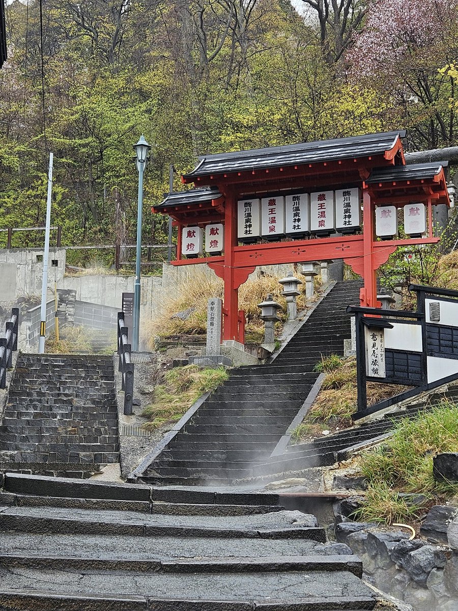 nisiro's tweet photo. 山形駅について即蔵王温泉へ、雨降っていたのであまり散策せずに温泉を堪能。日本で二番目に強い強酸性の温泉らしい。肌荒れに効くとのことでささくれてた指先がすでに効果が出ている気がする https://t.co/XrOKwORjDA