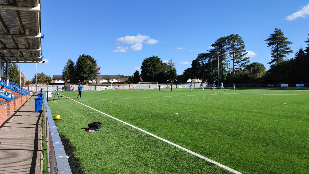 wanderintractor's tweet image. Here's the first of a couple of new #blog match reports from the weekend. Click the link below to read all about the @Maidenhead_Town v @Newbury_Town #TVPL clash.
wanderingtractor.uk/maidenhead-tow…
Glorious weather and a good game between two decent sides!
#NonLeague #grassroots @ukcavhead