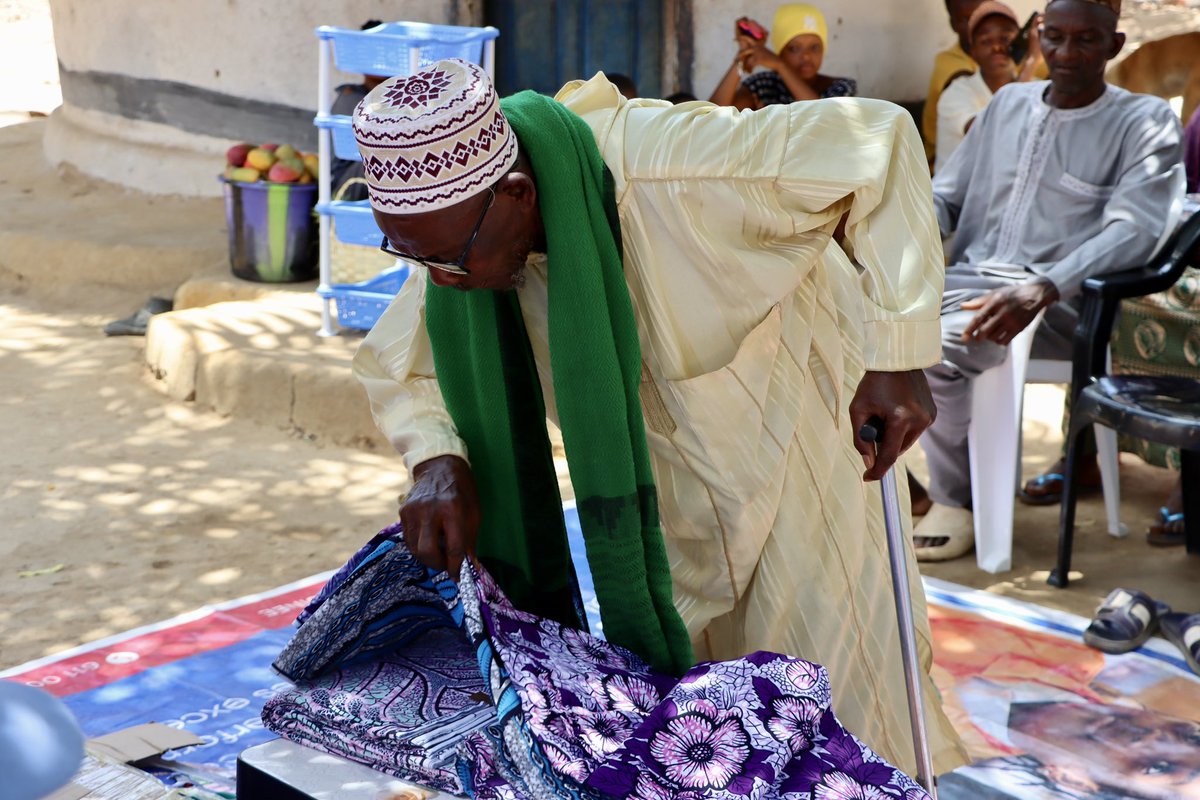 ONU_Droits_BRAO's tweet photo. Dans le cadre du PAPEV en Guinée, un kit professionnel de couture a été remis, le samedi 24 avril, à une bénéficiaire réintégrée en 2020 puis formée en couture à Kindia. Un appui décisif pour son autonomisation économique et sa réinsertion socio-économique durable ! 
#PAPEV #AICS https://t.co/Fll73tq7q9