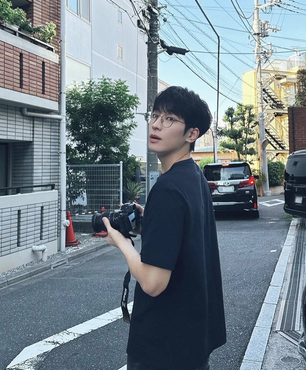 캠게
형 자취방에서 놀다가 싸움
싸운 채로 집가면 저 형
연락도 안 되고 쌩깔거같아서
걍 침대 밑에서 잤음
아침 되니까 머리는 산발이고
그렇다고 형집에서 씻는 건 존심 상하고
라면 먹을래란 말로 화해 신청하는
전웑우는 얄밉고
결국 투정이란 투정 다 부렸는데
데이트 끌려 나옴..