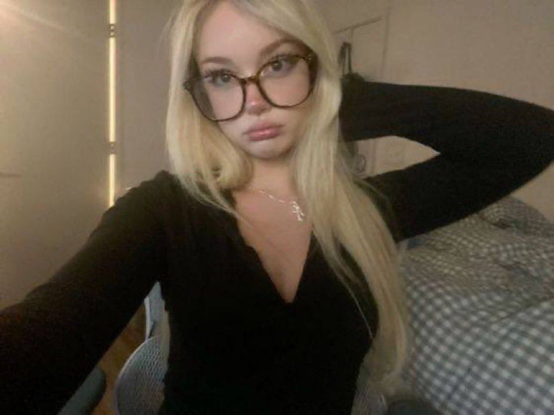 Emily 🌷 tweet media