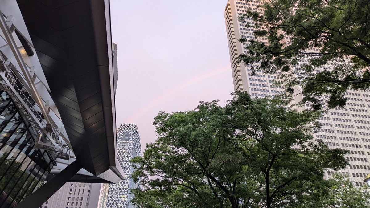 雲で見えにくいけど虹が出てた！🌈
今日の良い終わりになった😁