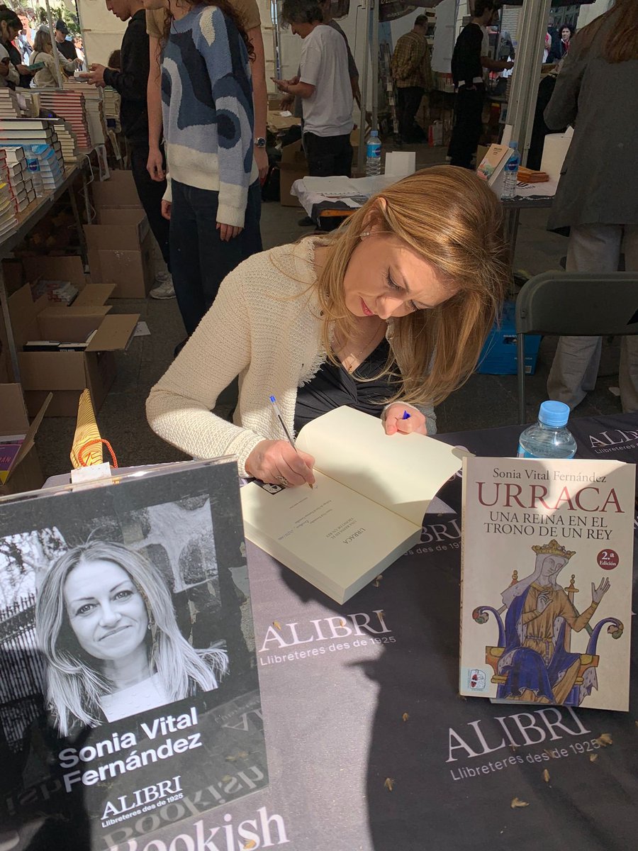 SVitalFdez's tweet photo. ¡Qué #SantJordi más especial e inolvidable con #Urraca y @DespertaFerro! Gracias a todos los que os acercasteis a verme y a conocerme ❤️ https://t.co/AwqfMtgyfr