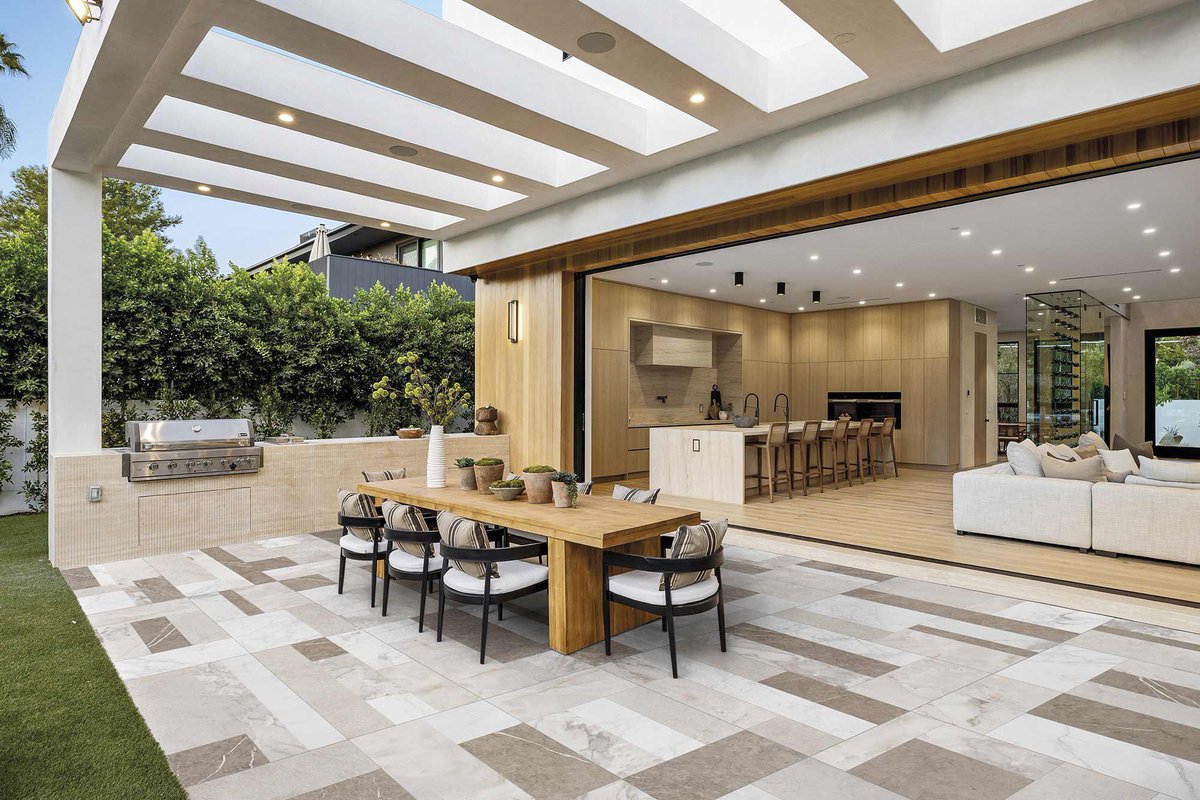 iDesigner2020's tweet photo. 2. التركيب المزاح (Offset / Running Bond / Brick Pattern)
كل صف يزاح عن الذي قبله بنصف البلاطة (مثل الطوب).
المميزات: يخفي عيوب التركيب، يعطي مظهرًا طبيعيًا وديناميكيًا، ويقلل من ظهور الفواصل.
مثالي للبورسلين الخشبي أو الرخامي. https://t.co/oY1AgUbO2s