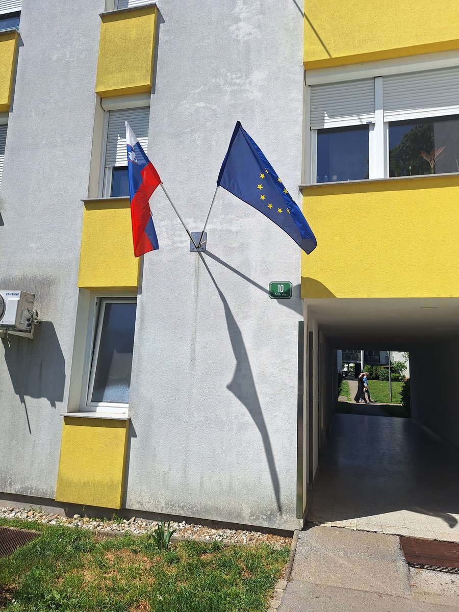 Rihard08's tweet photo. Hišniku z Rašiške 10 v ljubljanski Šiški oz. tistemu, ki mu naroča izobešanje zastav, namenjam vprašanje: "Kaj ima Evropa z OF"? https://t.co/qR6JeSz73e