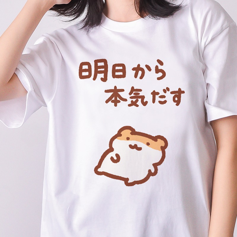 tshirtstrinity's tweet photo. そのTシャツ、ただ着るだけで終わっていませんか？

着ているだけで笑いが取れる、シュールでクセ強めなおもしろTシャツを集めました。

普通の服では物足りない方へ。
TシャツトリニティのおもしろTシャツ特集。