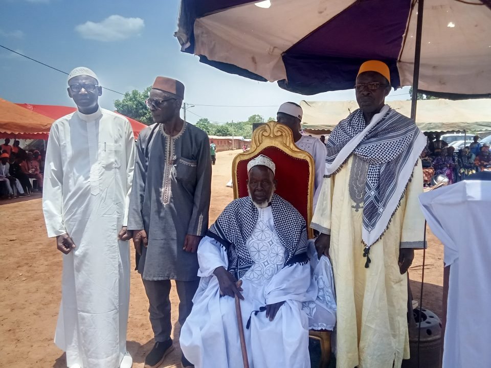 Côte d’Ivoire 🇨🇮
Alpha Koné a été officiellement installé chef du village de Dabadougou-Mafélé, dans la région d’Odienné. Cette intronisation vise à renforcer la cohésion sociale et soutenir le développement local, sous le signe de l’unité et de la paix. 🤝
 #CohesionSociale
