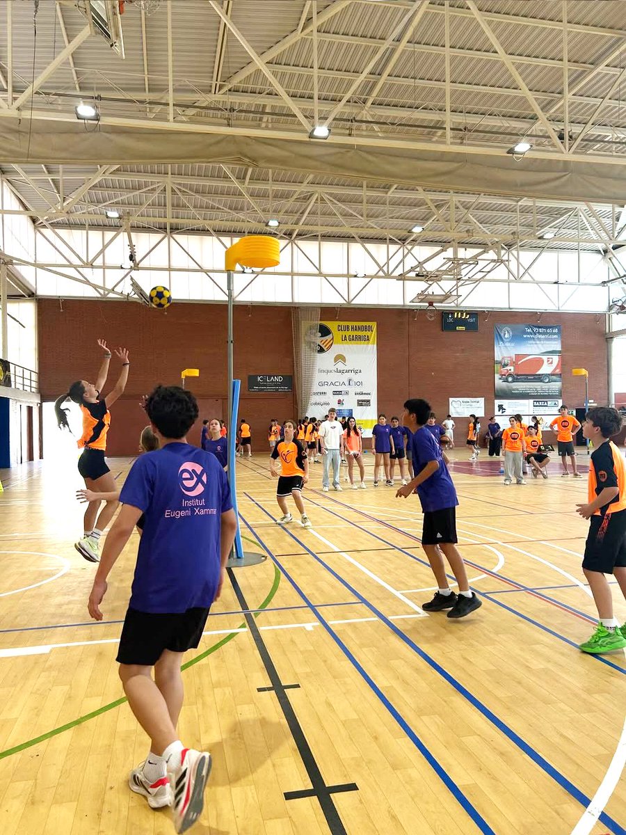 korfbalcat's tweet photo. Quina gran iniciativa de l'AEE Manuel Blancafort el passat 22 d'abril organitzant la 1a Jornada Solidària de #Korfbal a #LaGarriga, tot recollint productes per destinar-los a la Fundació @BancAlimentsBcn. 👏 #Solidaritat #Cooperació #Valors #cevo @ajlagarriga @UCECcat #corfbol https://t.co/eA1RT6BbzK