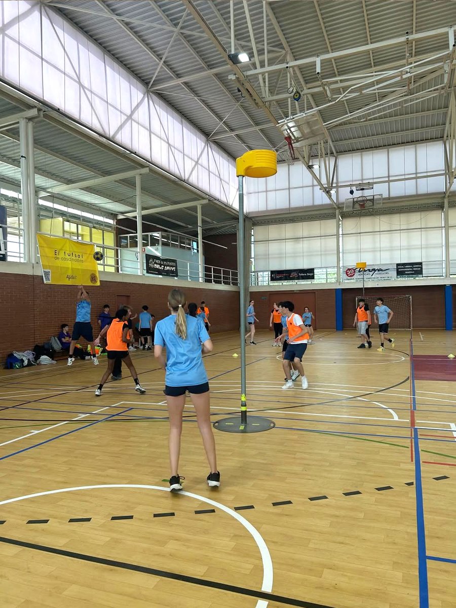 korfbalcat's tweet photo. Quina gran iniciativa de l'AEE Manuel Blancafort el passat 22 d'abril organitzant la 1a Jornada Solidària de #Korfbal a #LaGarriga, tot recollint productes per destinar-los a la Fundació @BancAlimentsBcn. 👏 #Solidaritat #Cooperació #Valors #cevo @ajlagarriga @UCECcat #corfbol https://t.co/eA1RT6BbzK