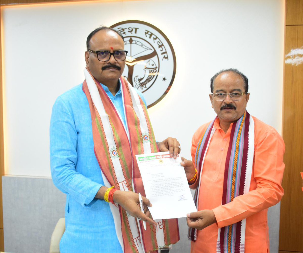 mediacellsp's tweet photo. इन भाजपाई बलात्कारियों, अपराधियों और इनके संरक्षणदाताओं का चेहरा देख लीजिए।

ये है इनका सबका असली चरित्र।

ये सब ढोंगी, धूर्त, दुष्चरित्र, बलात्कारी मानसिकता युक्त और महाभ्रष्ट भाजपाई लोग सत्ता में बैठे हैं।

नारी वंदन, महिला सुरक्षा ये लोग करेंगें भला? इनसे उम्मीद करते हैं आप लोग?

अरे नारी को नोचने, खसोटने, लूटने, मारने वाले हैं ये लोग असलियत में।

नारी को इन भाजपाइयों से बचाओ, असली नारा तो ये होना चाहिए।