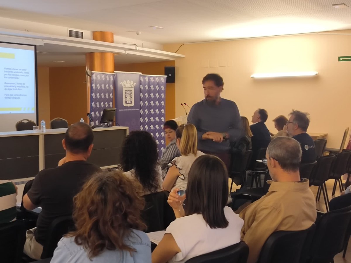ConsumoAragon's tweet photo. La DG Inma de Francisco ha  participado en el taller Transformación digital + IA👩‍💻, una iniciativa clave para acercar la innovación tecnológica al tejido empresarial local.
Organizada por el Ayuntamiento de Tarazona, dentro de la Semana de la Pyme en Aragón.
#SemanaPyme #Aragón https://t.co/szl7Xe9IUU
