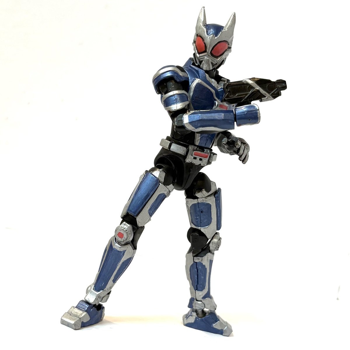 namino_block's tweet photo. 映画公開前に完成ッ！
Gシリーズのオリジナル機体！名称はG5の5をローマ数字表記でGV、様々なパーツを寄せ集めした外観からV-1システムも彷彿とさせる感じ。

武器にインパクトが欲しいな〜と思い「警察犬に変形するGX-05ケルベロスとか面白くね？」というワンアイデアから、いっそ猿・雉も揃えて「桃太郎」という裏モチーフを設定するまでに至りました🍑笑

また白兵装備には、江戸時代の警察機能である岡っ引きが用いた「十手」を用意！アギトという物語における一撃必殺の剣戟を、受け止める事に特化した武具というのは面白い効果がありそう！

全体的な見た目はあくまでG3に寄せつつ、色々なアイデアの集大成でもあります✨