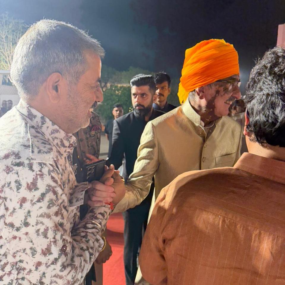 maansinghbarath's tweet image. जयपुर ग्रामीण के सांसद माननीय @RaoRajendraBJP  जी के सुपुत्र श्री देवायुष सिंह के विवाह समारोह में पहुंचकर नवविवाहित दंपत्ति को सुखद, समृद्ध एवं मंगलमय दांपत्य जीवन की हार्दिक शुभकामनाएं प्रेषित कीं।
#royalfamily #royal #royalmarriage #jaipur