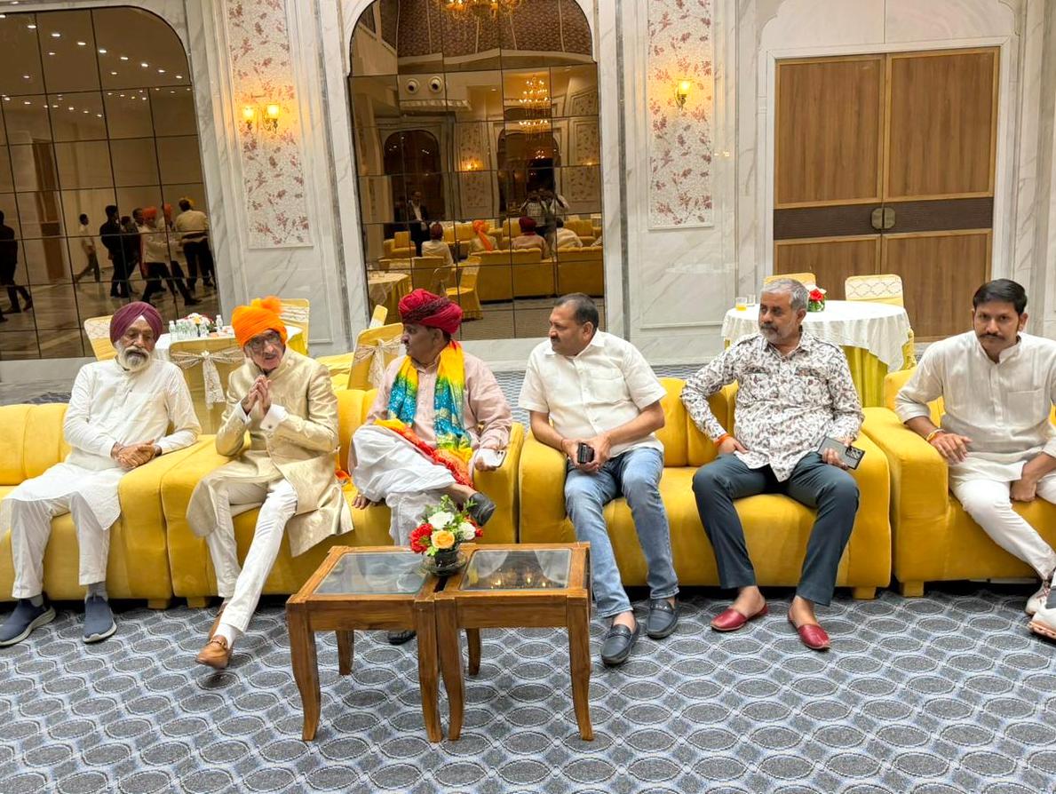 maansinghbarath's tweet image. जयपुर ग्रामीण के सांसद माननीय @RaoRajendraBJP  जी के सुपुत्र श्री देवायुष सिंह के विवाह समारोह में पहुंचकर नवविवाहित दंपत्ति को सुखद, समृद्ध एवं मंगलमय दांपत्य जीवन की हार्दिक शुभकामनाएं प्रेषित कीं।
#royalfamily #royal #royalmarriage #jaipur