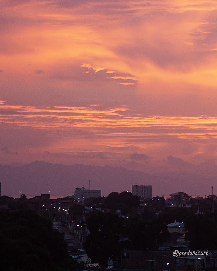 josedancourt's tweet image. Durante la noche hubo una suave llovizna, la cual nos regaló estas dos imágenes coloridas del amanecer de este lunes. 

#Sunrise #Sun #Color #Cumana #relax  

#CursoFotografiaTwitter
Gratuito
Autoestudio
Acceso en post fijado en mi perfil X