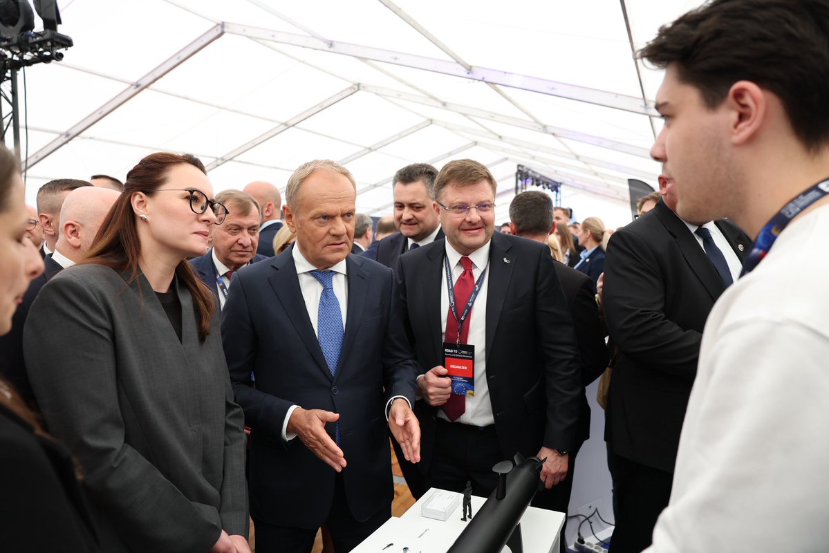 📍Rzeszów | Premier <a href="/donaldtusk/">Donald Tusk</a> wraz z Premier Ukrainy Julią Swyrydenko biorą udział w pokazach „Air Bridge” w strefie Expo, która zgromadziła ponad 120 wystawców.