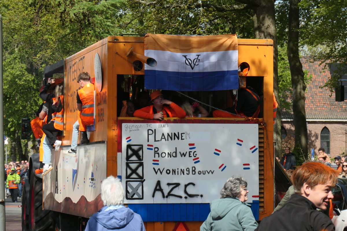 MeeMeijer's tweet photo. Leuk, de Koningsdagoptocht. Maar niet voor onze kat. We hielden hem binnen, maar hij was desondanks totaal van streek. Toen hij weer wat rustiger was mocht hij weer naar buiten. Hopelijk komt hij weer thuis. Nu ben ik dus van streek. https://t.co/Fg1pUWloUp