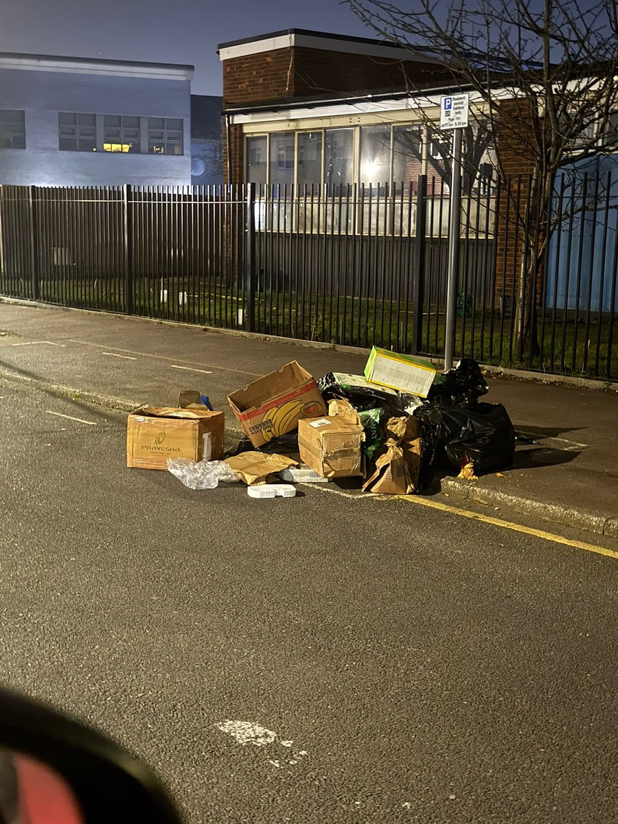 YaqoobFreeman's tweet image. Rubbish is building up on our Streets under Labour administration of Barking &amp;amp; Dagenham. Put your acts together and clean up the borough 
#Labour #cleaner #lbbd @dominiclbbd @CllrAshraf @lbbdcouncil #keepbritiantidy