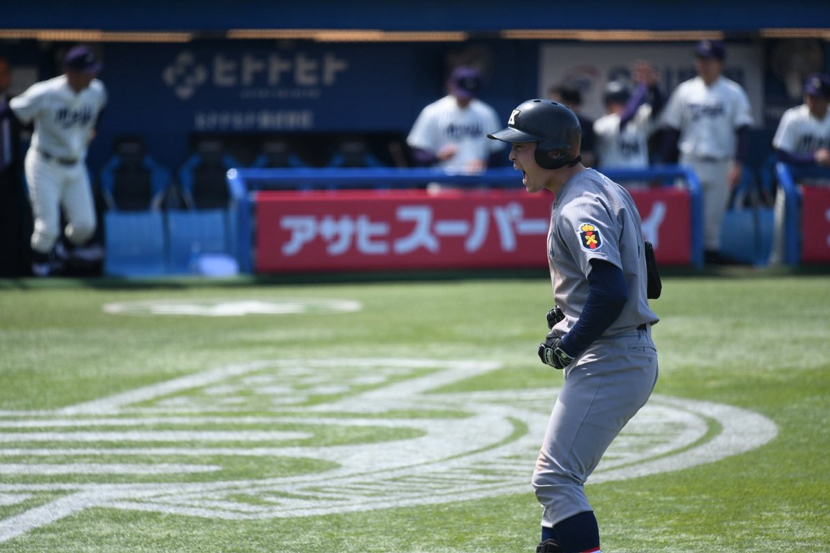 big6_ebiebi's tweet photo. 何となく自分でもスタンドインしていないと分かっていたにも関わらず、ホームランジャッジで雄叫び上げながらホームインするも、ビデオ検証の結果ホームラン取り消しで3塁打になった小原大和。 https://t.co/HTlVL7wEmB