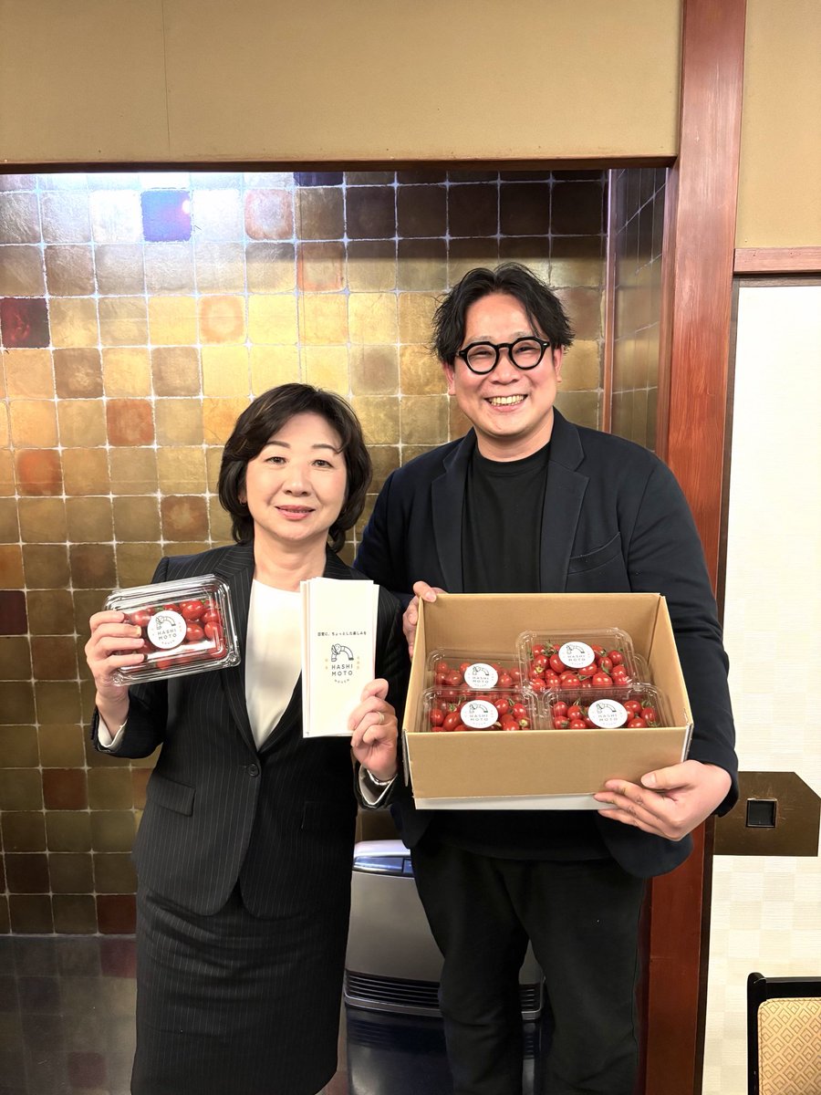 noda_seiko93's tweet photo. ＪＡぎふ青年部の「はしもと農園」橋本涼さんが育てたこだわりのフルーツミニトマト🍅"あかね"です。とっても甘くて美味しいので是非食べてみて下さい。みんなで岐阜の野菜を食べよう！
#野田聖子
#はしもと農園　＃岐阜　＃JA https://t.co/yOXylybv98