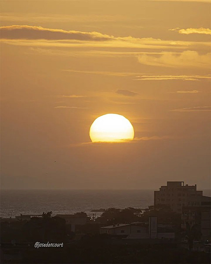 josedancourt's tweet image. Las nubes del atardecer crean un "horizonte artificial" para adelantar el ocaso del sol.  

#Sunset #Sun #Color #Cumana #relax
#CursoDeFotografiaTwitter
Gratuito
Autoestudio
Acceso en post fijado en mi perfil de X
