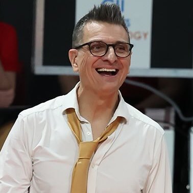 Temmzvolley's tweet photo. Guidetti Euroleague formatına benzer bir düzenin voleybola gelmesini istiyor:

"Yıllardır yaptığımız ve hep aynı kalan bu Şampiyonlar Ligi formatının bir anlamı yok. Ona Avrupa'nın en güzel turnuvası diyoruz ama güçlü takımlar birbirleriyle çok az karşılaşıyor. 

Halk Conegliano, VakıfBank, Fenerbahçe, Eczacıbaşı, Scandicci, Novara'yı görmek istiyor. Haak, Gabi, Antropova, Egonu'yu izlemek istiyor. Bunun yerine, çoğu zaman anlamsız olan gruplar ve çok erken biten çeyrek finaller var.

Avrupa'nın en iyi takımları arasında daha fazla maç olmalı. Belki en güçlü takımlar arasında altı veya yedişerli iki grup ve öncesinde diğerleri için bir eleme aşaması. 

Böylece en iyiler gerçekten karşı karşıya gelir, seyirci daha fazla büyük maç izler ve ikinci kademeden gelen takımlar da devlerle ölçüşme fırsatı bulur."

(@Volleyball_it)