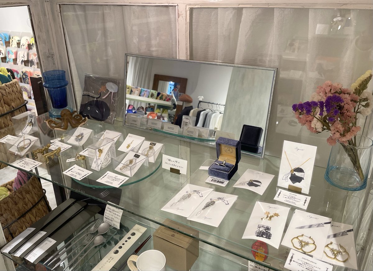 本日（4/27(月))もご来店いただきありがとうございました。

📢人気のアクセサリーが再入荷しました！
その中から、まるで絵画から飛び出したようなハチのピアスをご紹介。
緻密な身体の部分は真鍮素材、おしりの部分は樹脂パールが付いています。