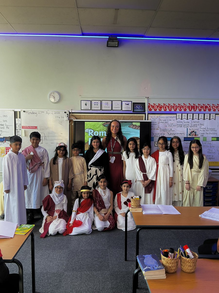 carltonj_i's tweet image. Romans have arrived in Year 4 Buds. We are looking for award to a fun filled day learning all about Roman lives.  #immersive #art #Romans