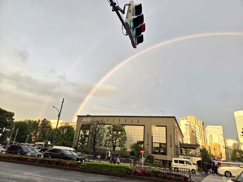 nariri6453's tweet photo. かつれつたけだの定番…
カキバター焼き…
バカウマで気分よく帰ってたら…
虹…
若干二重の虹！
いい日になりそうです。。。 https://t.co/l7J63Sz8Gu