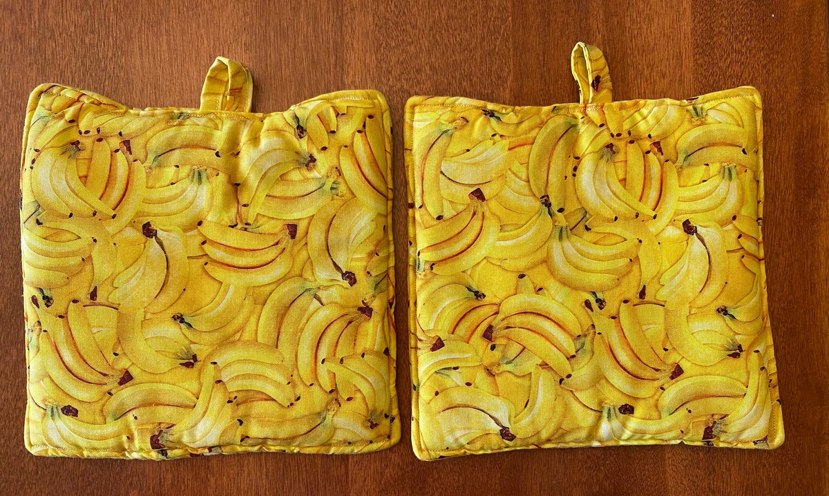 CatReal's tweet image. Banana themed potholders available. foreverhomequilts.etsy.com/listing/171370… #etsy #bananas #food #potholders #kitchen #baking #cooking #fruit #yellow