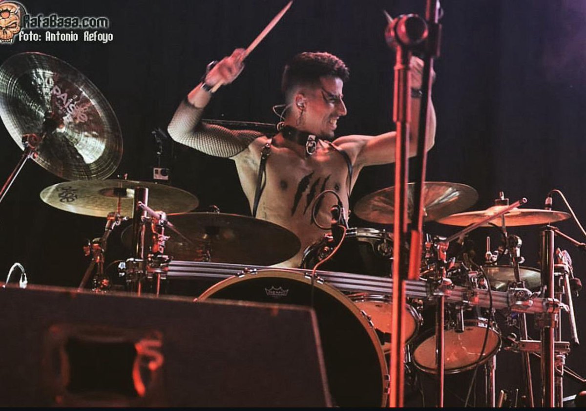 weareMEGARA's tweet photo. 🚨 NUEVO BATERÍA 🚨

La familia crece!! 🔥

Os presentamos a Nelson, nuestro nuevo batería 🖤🥁 Algun@s ya le conoceréis y sabréis que le gusta llevar al límite la batería así que ahora...

Haced lo vuestro: dadle una bienvenida como se merece y llenadle de amor 💥 https://t.co/pATKqvFyoe