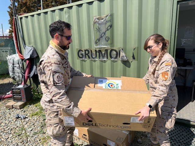 EMADmde's tweet image. En el Destacamento Aéreo Táctico #DAT ‘Tigru’ es esencial mantener los sistemas informáticos en correcto funcionamiento. El trabajo del personal del contingente, junto con el apoyo de otras unidades, refuerza las capacidades y garantiza la continuidad de los cometidos y el