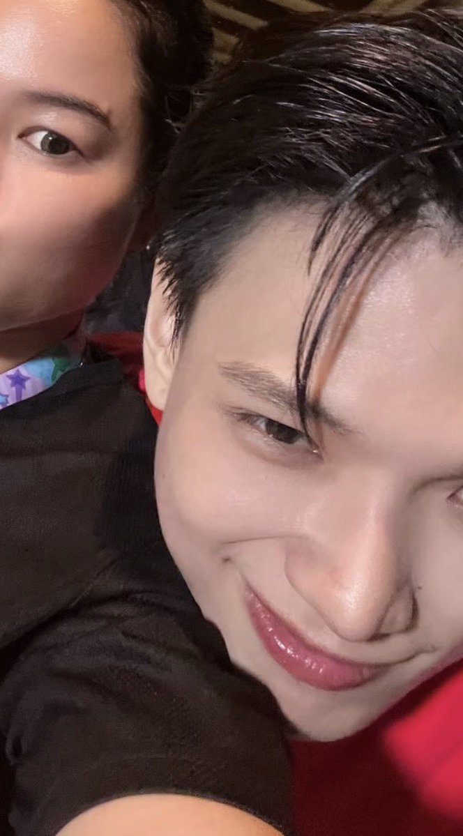 เอ็นดูฮีอ่า ถ่ายรูปกับทีมงานละเอาแก้มไปวางแหมะไว้ที่ไหล่เค้า ขี้อ้อนแบบนินี่เองเค้าถึงเอ็นดูกันทั้งกอง, ㅠ ㅡ ㅠ🤲🏻

#RunningManTH #รันนิ่งแมนไทยแลนด์ 
#ต้าห์อู๋ #DAOU #oueiija <a href="/oueiija/">ไดโนเสาร์ย้าก🦖</a>