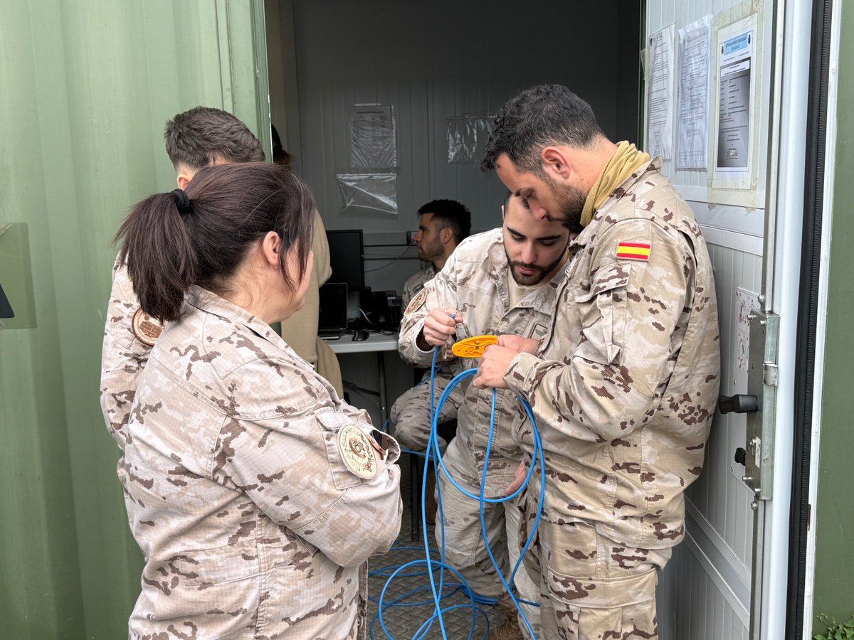 EMADmde's tweet image. En el Destacamento Aéreo Táctico #DAT ‘Tigru’ es esencial mantener los sistemas informáticos en correcto funcionamiento. El trabajo del personal del contingente, junto con el apoyo de otras unidades, refuerza las capacidades y garantiza la continuidad de los cometidos y el