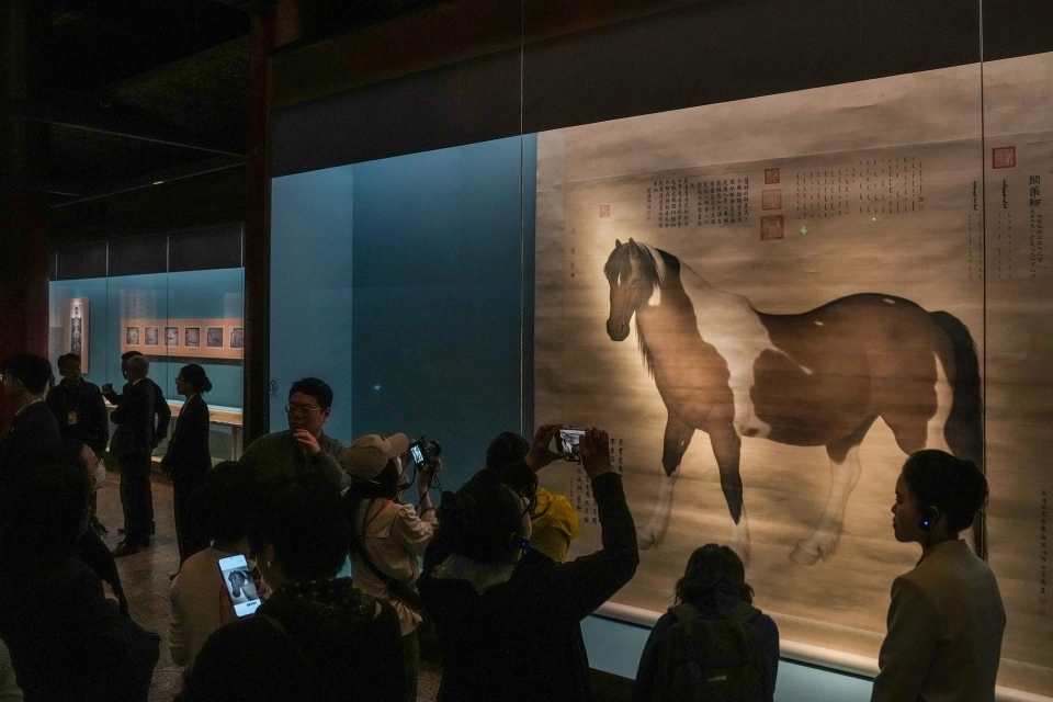 China_and_World's tweet image. Majestic steeds take center stage at the Palace Museum! 🐎🐎🐎 "Divine Steeds: The World of #Horses in the Palace Museum's Painting and Calligraphy Collections" is now on view in Beijing, running through June 21.
(Photo Source: Ecns)
#Art