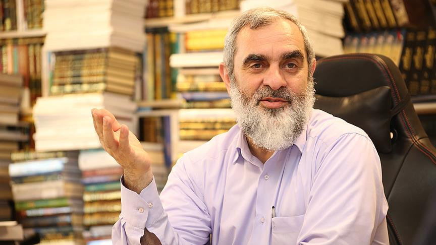 mahfildijital's tweet photo. 🔴 Nureddin Yıldız:

Kur'an erkeklere "kavvam hakkı verdik çünkü erkekler çalışacaklar" diyor. Mirası da buna göre taksim ediyor Allah. Şimdi erkekler kahvede veya bir vakıf köşesinde pinekliyor, çalışmıyor, iş beğenmiyor; kadın çalışıyor. Bu bir savrulmadır ve bu savrulma toplumumuzu bugünkü problemlerle yüz yüze getirdi.