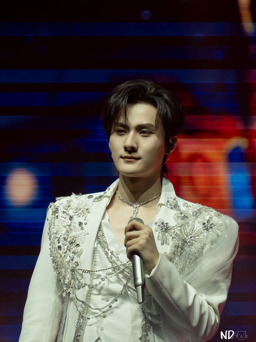 Ocean is the most handsome guy on stage. JIANG LIGHTS UP BKK