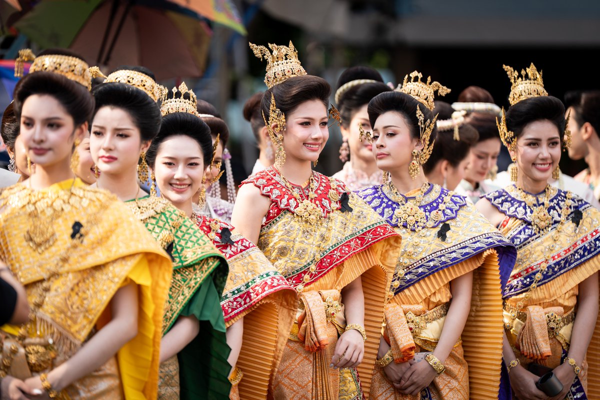 WritingByMatt's tweet photo. First Lady Thananon 'Jaa' Charnvirakul attends the Pak Lat Songkran Festival in Samut Prakan on April 26, 2026. The event, also known as Songkran Phra Pradaeng, reflects the traditions of the ethnic Thai-Burmese Mon people.

📸 Matt Hunt @anadoluajansi 

#songkran #สงกรานต์ https://t.co/rsGYn4FisI