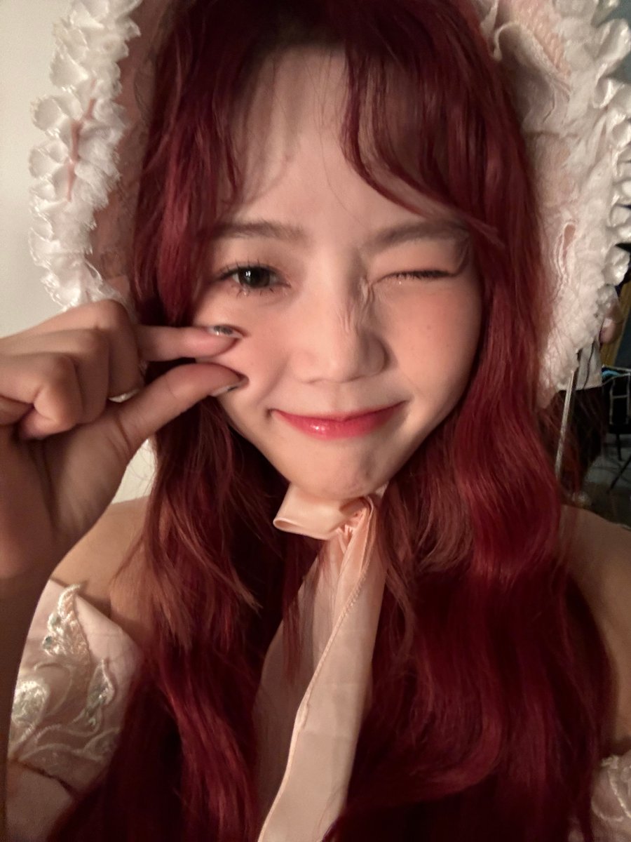 #효정 

🐰 오늘 살짝설렜어 6주년이자나아아아아아👍👍👍
기적의 순간을 만들어줬던 쇼케이스가 아직두 기억에 선명하게 남아있는데에에 헤헤헤ㅎ
핸드폰을 바꿔서 살설때 사진을 같이 못올려서.. 너무 아쉽지만 ㅠ내가 조만간 찾아서 올려주기로 약속하께💖대신 클파때 사진🩷🩷

🥹💗 감동..