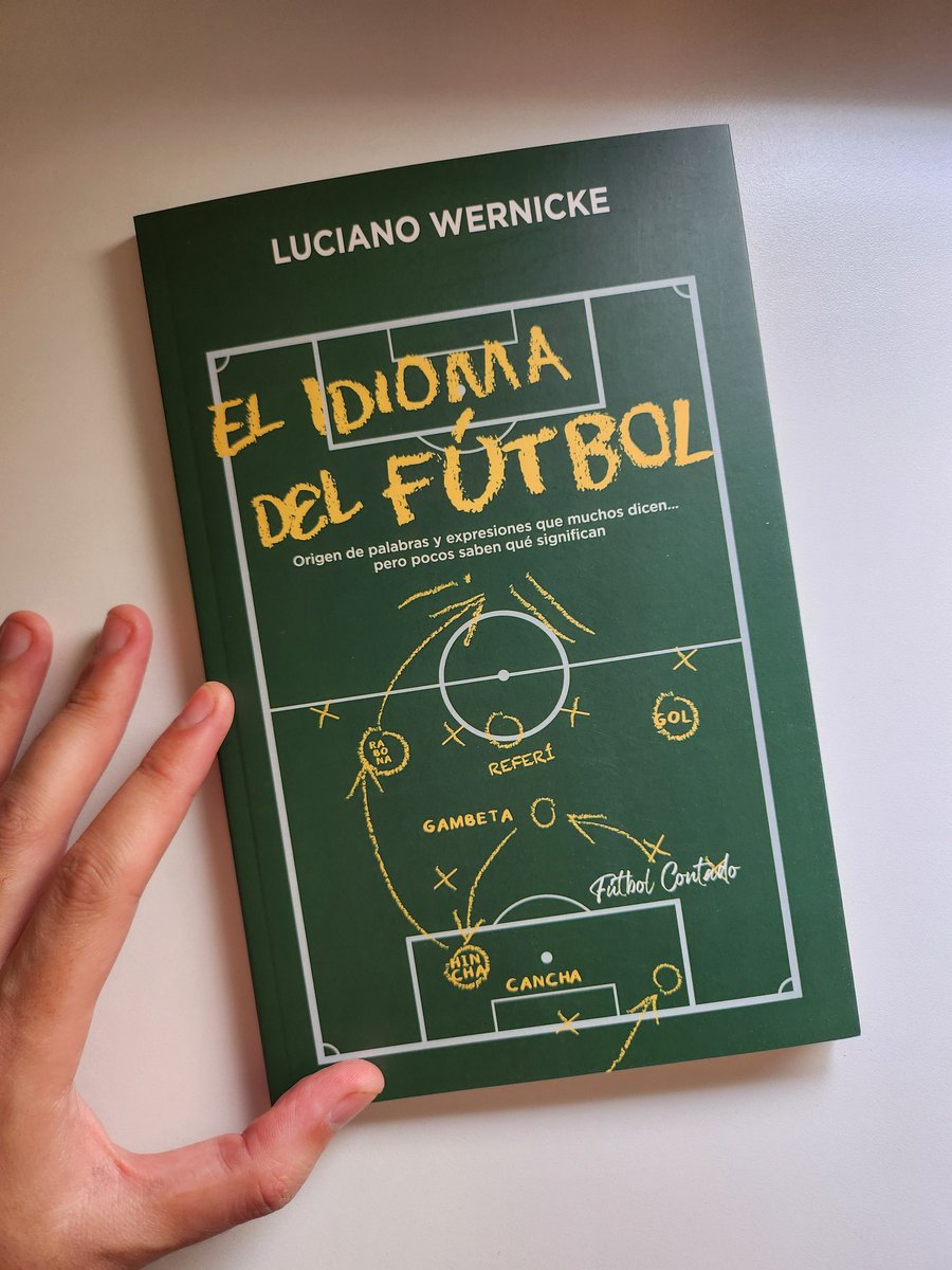 Librosfanaticos's tweet photo. ⚽️ En el Idioma del fútbol, @LucianoWernicke nos invita a descubrir más de 100 frases y/o palabras que usamos en la cancha, que escuchamos en los medios de comunicación y que repetimos una y mil veces pero que desconocemos su origen y significado. https://t.co/XI8y0ptK1S