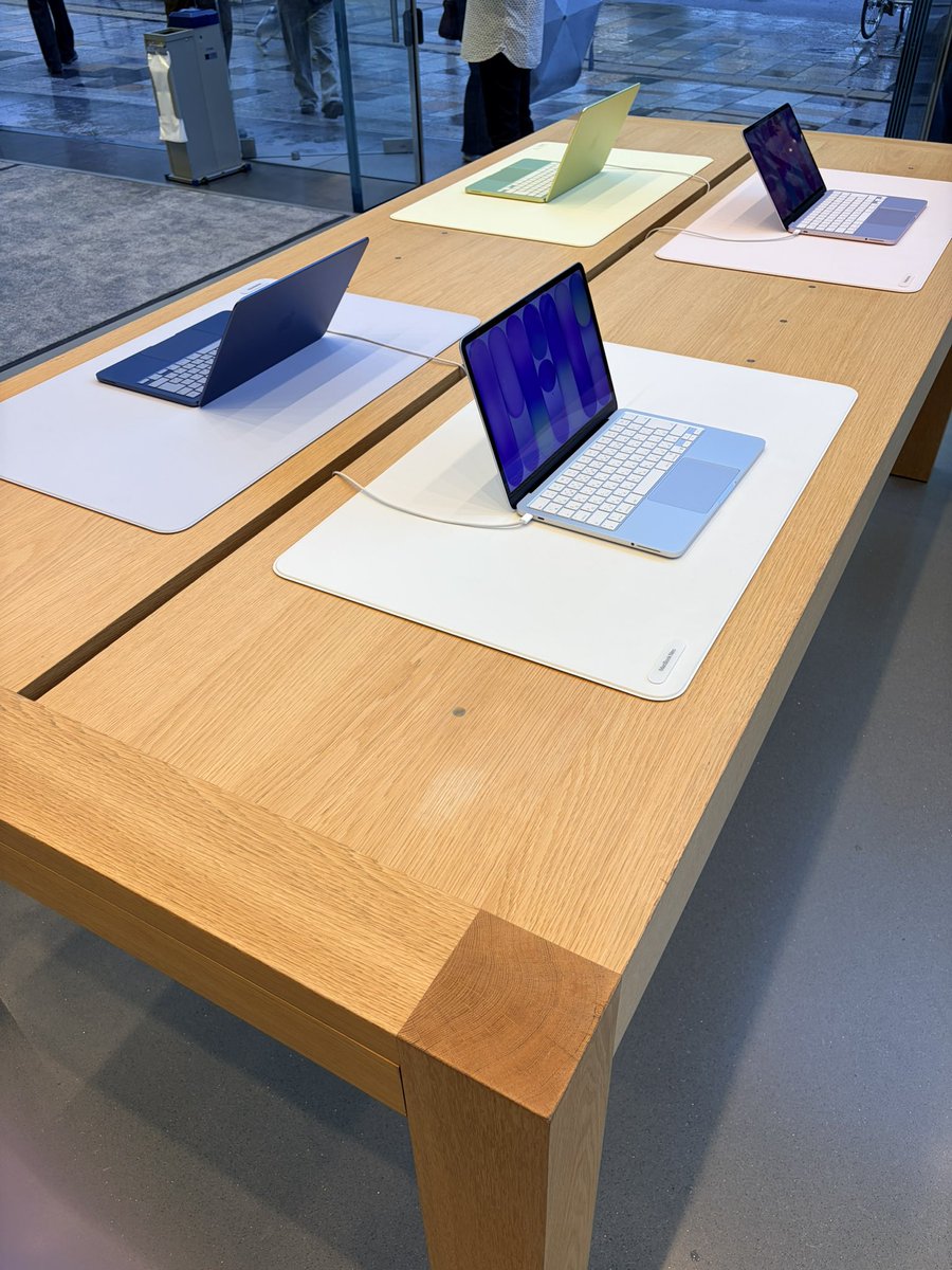 Nao_9615's tweet image. ストア外の「こんにちは、Neo。」掲出はなくなりましたが、MacBook Neoのフィーチャーテーブルは引き続き。

*画像は本日撮影

←表参道 | 丸の内→