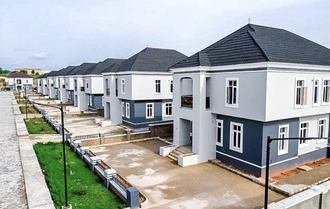 AniebietChrist3's tweet photo. Which asset can yield better income after one month 

Agriculture      or     real estate https://t.co/xIhtnvPpMm