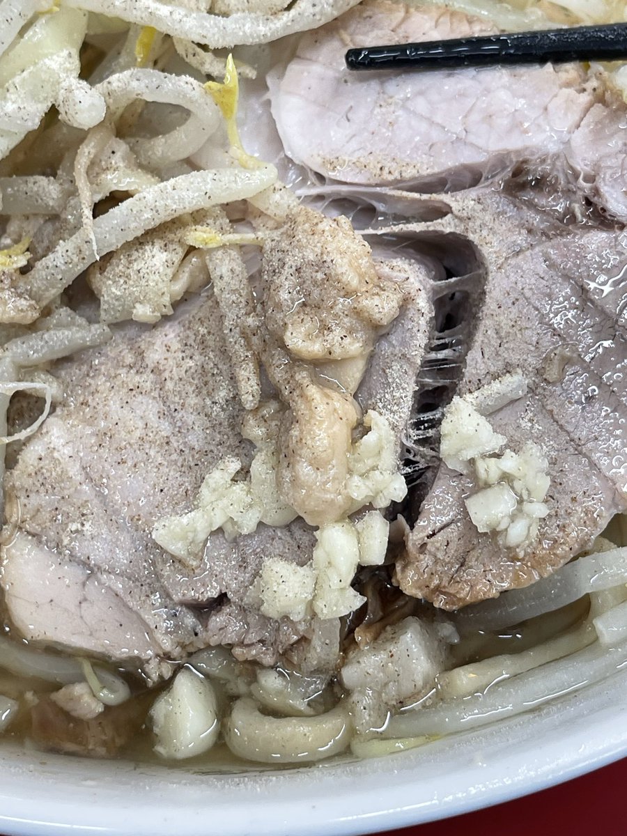 pukuns34's tweet photo. レベル高い合格点を超える二郎オールウェイズ出してくれる神保町店へ。
小ラーメンニンニクアブラのはずが
野菜が山盛り西澤店主の心意気！
豚は大判２枚ストレートプリパツ麺
どれも本当に合格点超えて旨い😋
超美味しかったご馳走様でした
＃ラーメン二郎神田神保町店
＃神保町二郎
＃ラーメン二郎 https://t.co/CSXErgOxjz