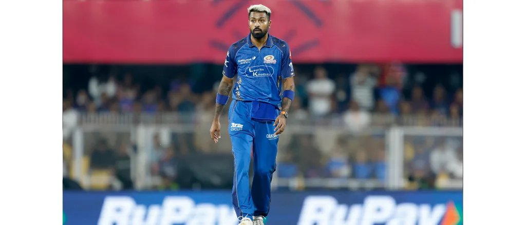 CricGlam's tweet image. 5 Baar ki Champion, IPL ki sabse badi powerhouse... lekin ab? 🤯 
Pichle 5 saal mein Mumbai Indians ka graph achanak niche kyun gira hai? 
Kya Rohit era ke baad MI apni pehchaan kho rahi hai? 🧵👇 
#MumbaiIndians #IPL2026 #HardikPandya #RohitSharma