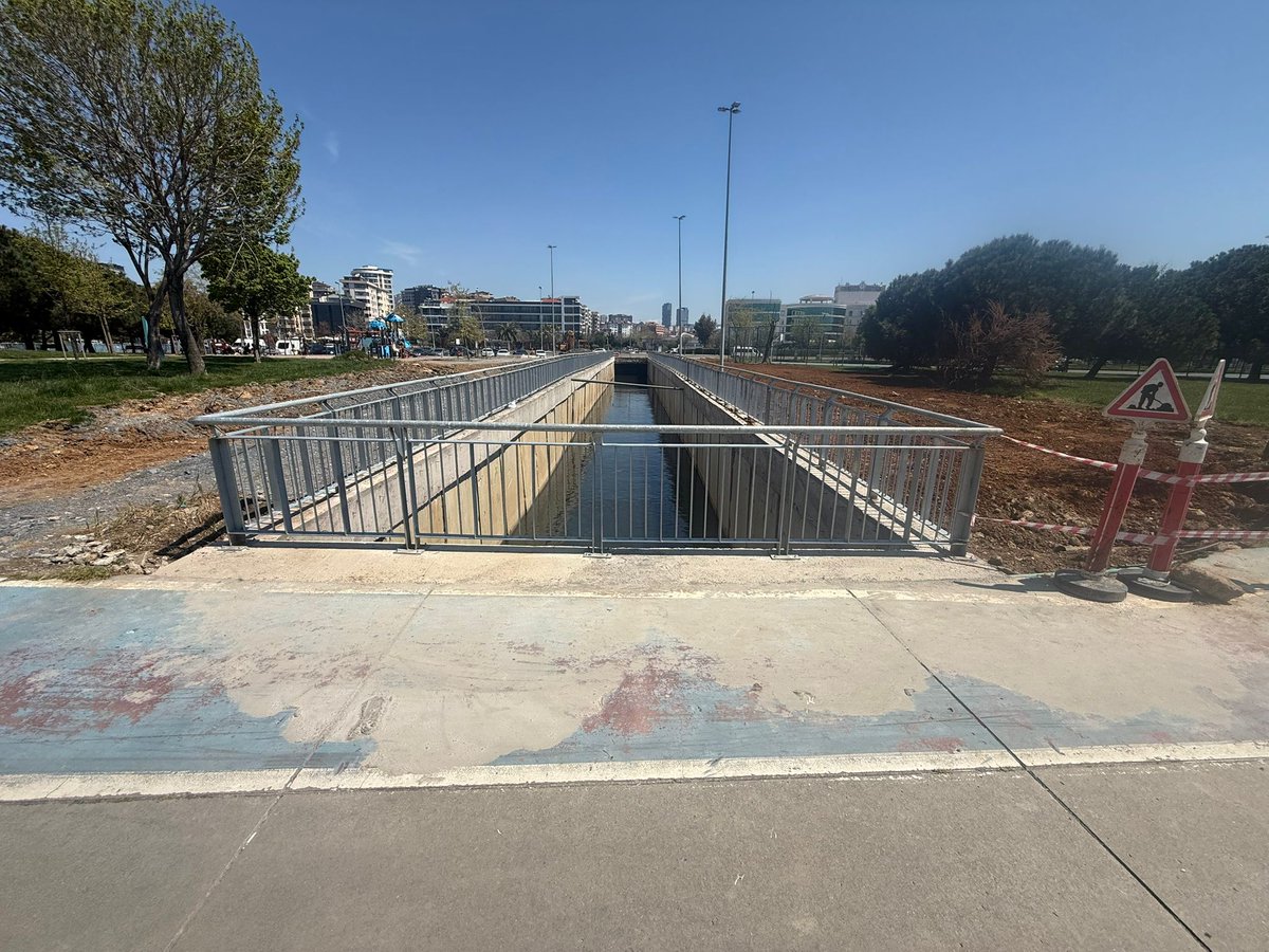 iski_kanal's tweet photo. 📍 Maltepe — Esenyurt Deresi’nde ıslah çalışmaları sürüyor

İSKİ Kanalizasyon Dairesi Başkanlığı olarak, Maltepe ilçesi Esenyurt Deresi’nde ömrünü tamamlayan ve risk oluşturan eski yığma ve beton kesitin sahil boyunca 88 metrelik bölümünü yeniledik.

Islah çalışmaları kapsamında yaklaşık 200 metre harpuşta betonu ve yeni nesil korkuluk imalatı gerçekleştirilmiştir.

Dere sol sahilinde yeşil alan, sağ sahilinde ise servis yolu imalat çalışmaları devam etmektedir.

Güçlü altyapı, güçlü İstanbul.

#İSKİ #Maltepe #EsenyurtDeresi #Altyapı #DereIslahı #KamuHizmeti
