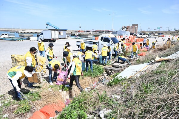 Shincheonji Volunteer Groups are reaching the forgotten "blind spots" nationwide: From clearing 5 TONS + of marine waste, restoring migratory bird sanctuaries, to eco-transit parade &amp; upcycling.

🔗 tinyurl.com/3xyfn5wn

#Shincheonji #EarthDay #Volunteer #Sustainability