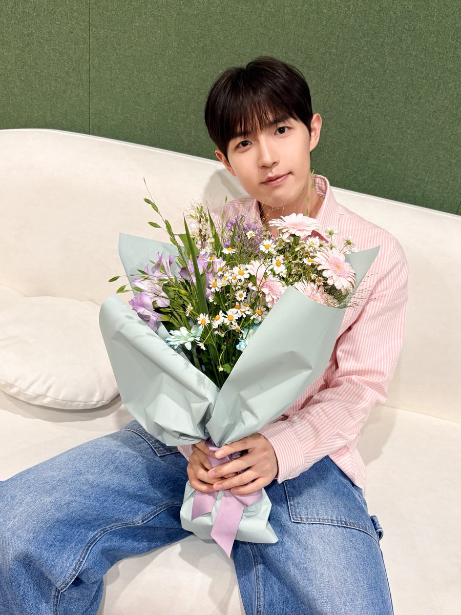 KJH_officialtwt's tweet photo. 꽃을 준 男子

#김재환 #KIMJAEHWAN https://t.co/hGOZEhyqI6