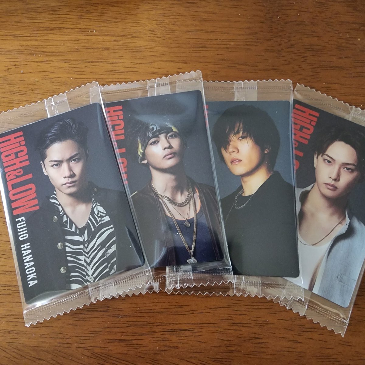 chankeichang's tweet photo. 届いたんだけどさ…
ウエハースが生で入ってるタイプなのね😢
一気に開けられないじゃん。
まずは４つ開けてウエハース３つはラップ行き🤣
おーい！広斗はどこ～？
てかあとの方のシリーズ見てないから何がなんだかわかんない🤣 https://t.co/RkGltlcyi7