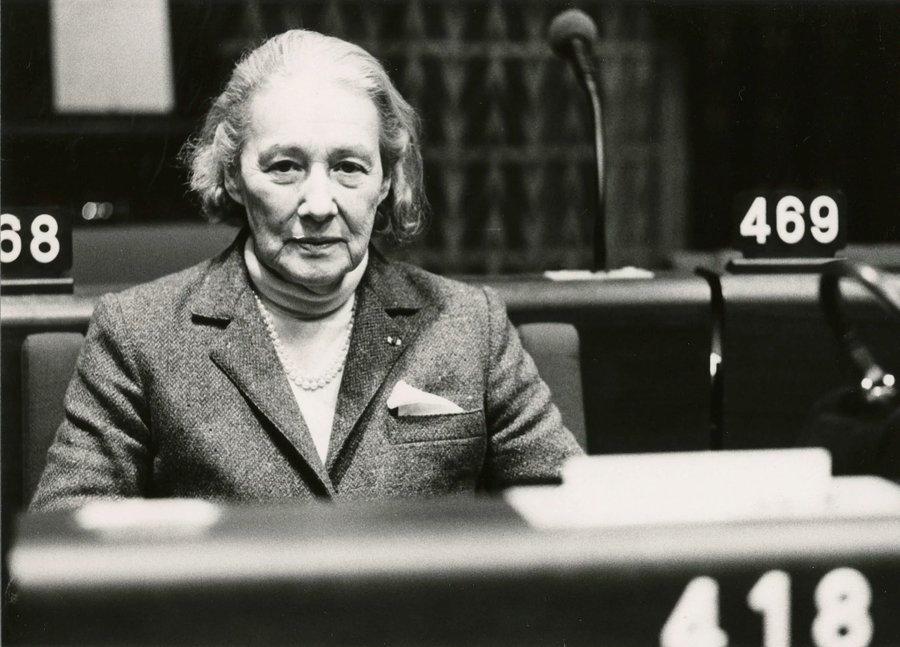 DrHelenFry's tweet photo. Marie-Madeleine Fourcade, codename "Hedgehog", led the powerful Alliance Resistance network in WW2.

She escaped the Gestapo twice, most famously by slipping naked through her prison bars.

After the war, she devoted herself to supporting nearly 3,000 fellow agents &amp; survivors. https://t.co/nA6zI9UQdC